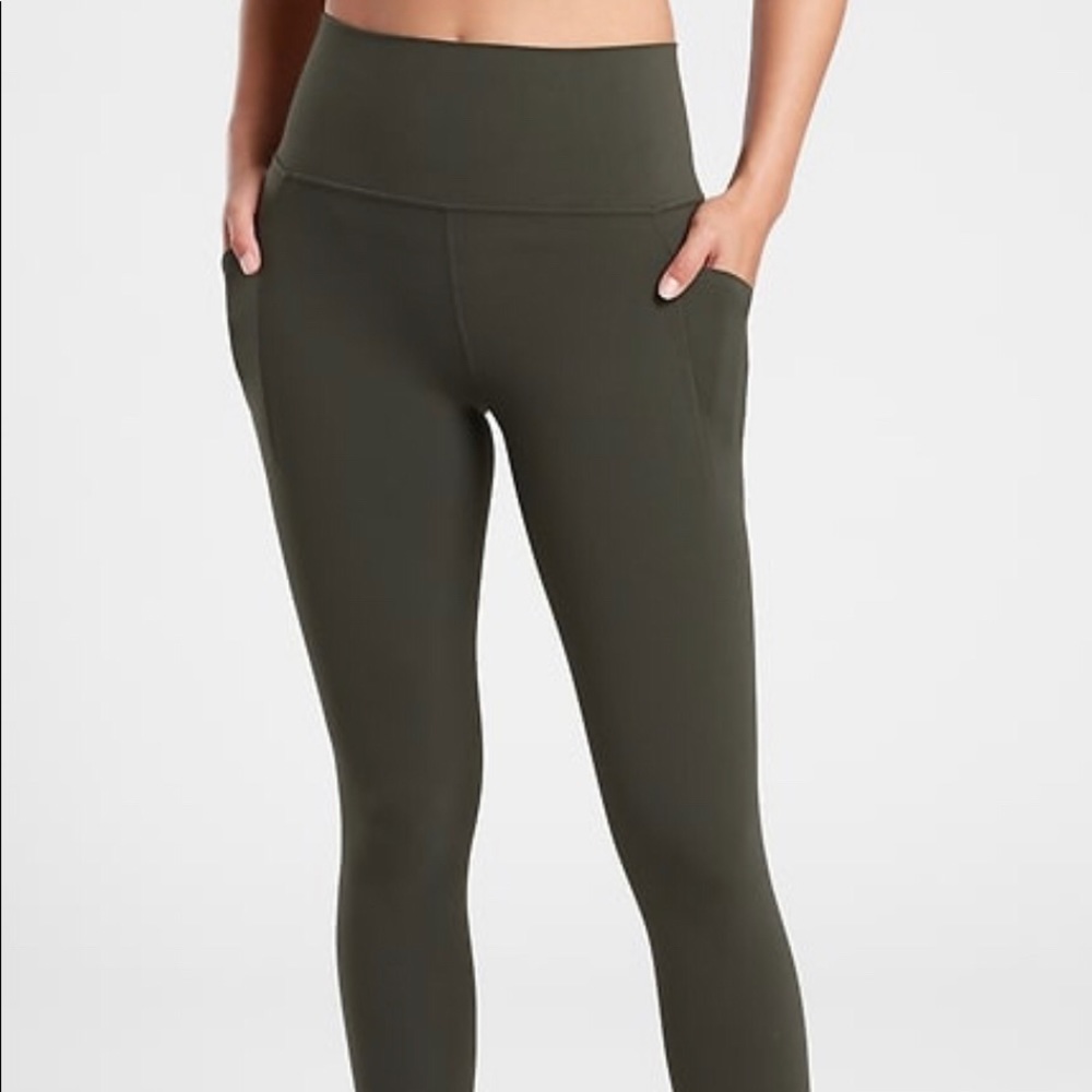 Athleta Salutation Stash Pocket II 7/8 Tight